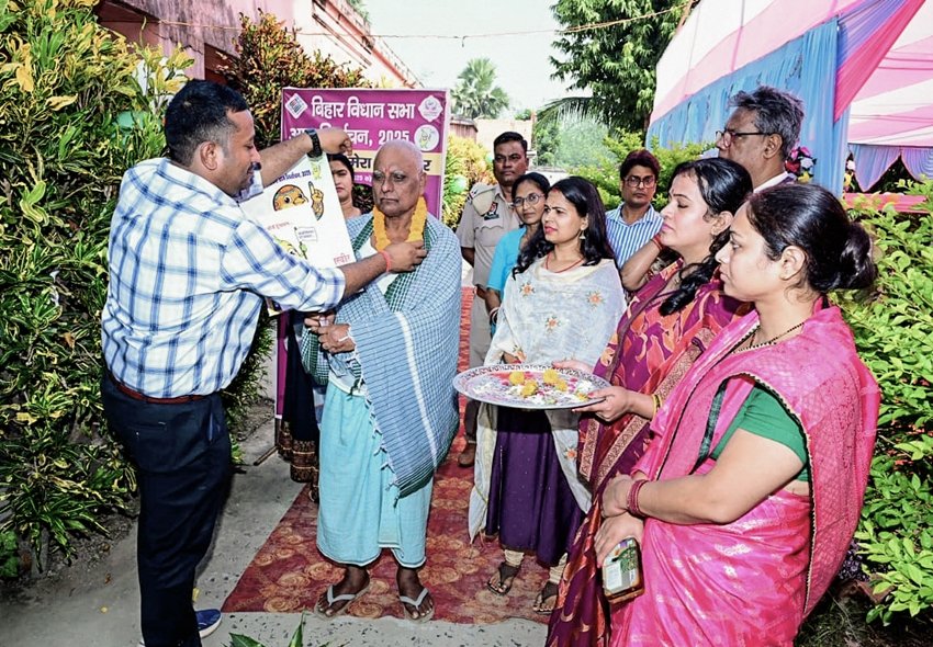 Voters crossing river Bihar