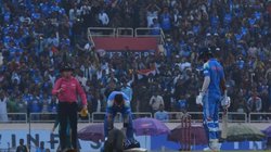 रांची में सुरक्षा में चूक! विराट कोहली के शतक पूरा करते ही मैदान में घुसा फैन, पैर छुए