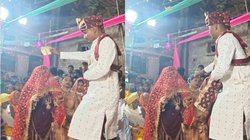 दूल्हे ने दुल्हन की पैसों से उतारी नजर और हवा में उड़ा दिए नोट, लूटने को दौड़ पड़े बच्चे, फिर…, Viral Video देख छूट जाएगी हंसी