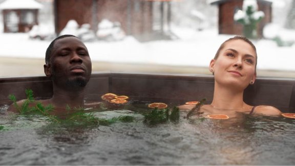 bath with cold water in winter, bathing with cold water in winter , Hot water or cold water bath in winter