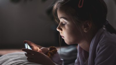 बच्चों के स्क्रीन टाइम को कैसे करें कम? इन 5 तरीकों से छुड़ाएं फोन की लत