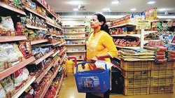 दुनिया मेरे आगे: जरूरत से ज्यादा चीजें कैसे ला रही हैं संसाधनों का संकट, खतरे में धरती का भविष्य