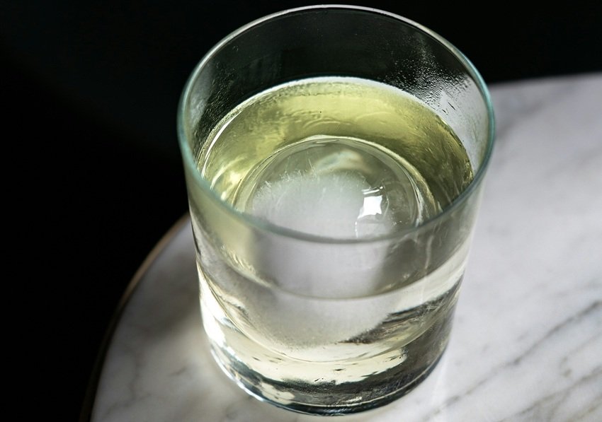 how to remove lint from woolen clothes at home