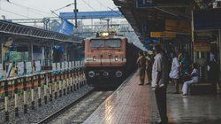 Indian Railway Rules 2025: बिना वजह ट्रेन की इमरजेंसी चेन खींचने पर क्या मिलती है सजा? जानें भारतीय रेलवे के नियम
