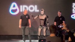 ‘शायद ज्यादा वोदका पी ली हो…’लॉन्च होते ही स्टेज पर गिर पड़ा रूस का पहला AI ह्यूमनॉइड रोबोट, देखें Viral Video