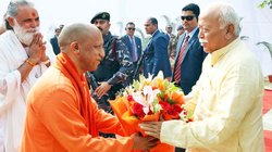 सीएम योगी ने बताया कौन करता है RSS को फंडिंग? मंच पर मौजूद थे संघ प्रमुख मोहन भागवत