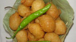 urad dal bhalle, urad dal ke bhalle, crispy bhalle recipe in Hindi