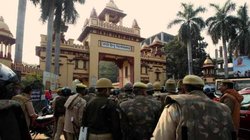 BHU में छात्रों और सिक्योरिटी गार्ड्स के बीच हुई झड़प, पुलिस ने मामले में किया बीच-बचाव