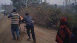 बिहार : ठेले पर डेड बॉडी लेकर जाते दिखे परिजन, दिल दुखाने वाला Video हो रहा Viral, आखिर क्या है सच्चाई?