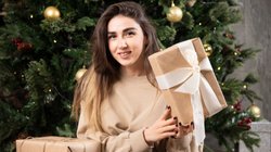 Christmas 2025: क्रिसमस पर गर्लफ्रेंड को दें ये खास गिफ्ट, खुशी से झूम उठेगी आपकी प्रेमिका