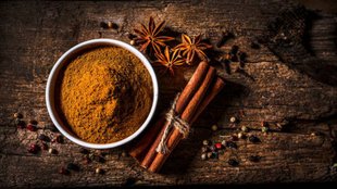 Cinnamon In Winter, winter immunity booster, ayurvedic spices for winter, healthy winter diet, natural health tips, immunity boosting spices, सर्दियों में दालचीनी क्यों फायदेमंद है, दालचीनी खाने से क्या फायदे होते हैं, winter diet cinnamon benefits, दालचीनी से इम्युनिटी कैसे बढ़ाएं, cinnamon superfood benefits in winter, दालचीनी खाने के फायदे, डाइट में दालचीनी शामिल करें, cinnamon for immunity, cinnamon for digestion, cinnamon benefits in hindi, सर्दियों में दालचीनी, दालचीनी के फायदे, cinnamon in winter, cinnamon health benefits, winter superfood cinnamon