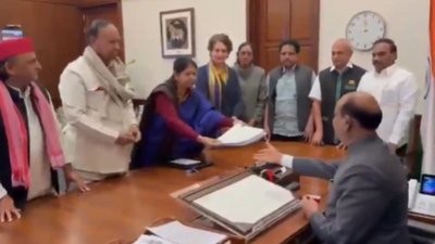 जज को हटाने के लिए प्रियंका-अखिलेश, कनिमोझी ने लोकसभा स्पीकर को सौंपा नोटिस