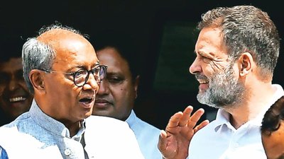 RSS की तारीफ क्यों कर रहे हैं दिग्विजय सिंह, कांग्रेस में चल क्या रहा है?