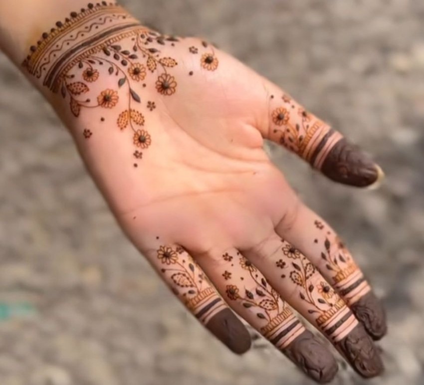 Elegant Finger Mehndi