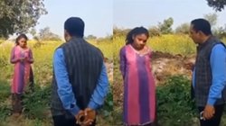 फीस के पैसे नहीं थे तो स्कूल जाना कर दिया बंद, घर ढूंढकर खुद आए प्रिंसिपल और कही ऐसी बात फफक पड़ी छात्रा, दिल छू रहा Viral Video