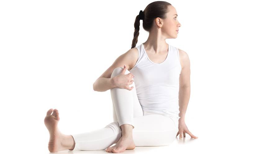 2- अर्ध मत्स्येन्द्रासन (हाफ स्पाइनल ट्विस्ट)जब अर्ध मत्स्येन्द्रासन करते हैं तो इससे शरीर मोड़ने पर किडनी पर हल्का दबाव पड़ता है जिससे रक्त संचार और विषाक्त पदार्थों के बाहर निकलने की प्रक्रिया में मदद मिलती है। यह पाचन को सुधारता है और कमर की अकड़न को भी कम करने में मदद कर सकता है। (Photo: Feepik) खराब लिवर के संकेत, सबसे ज्यादा शरीर के इन हिस्सों पर दिखता है असर