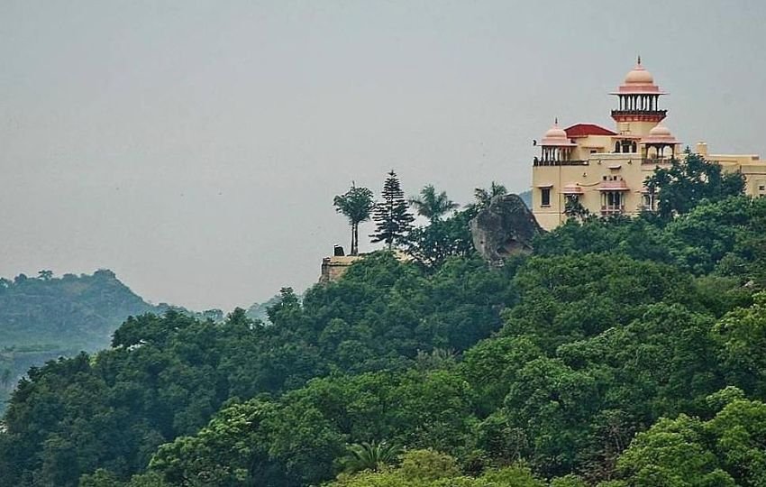 How many Aravalli hills are above 100 meters