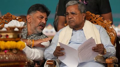 खड़गे की टिप्पणी से सिद्धारमैया और डीके शिवकुमार के बीच शक्ति संतुलन पर सवाल