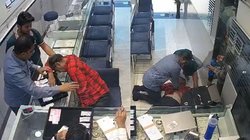 स्टोन दिखाते वक्त आया हार्ट अटैक, ज्वेलरी शॉप के मालिक ने CPR देकर बचाई जान, Viral Video देख यूजर्स ने किया सैल्यूट