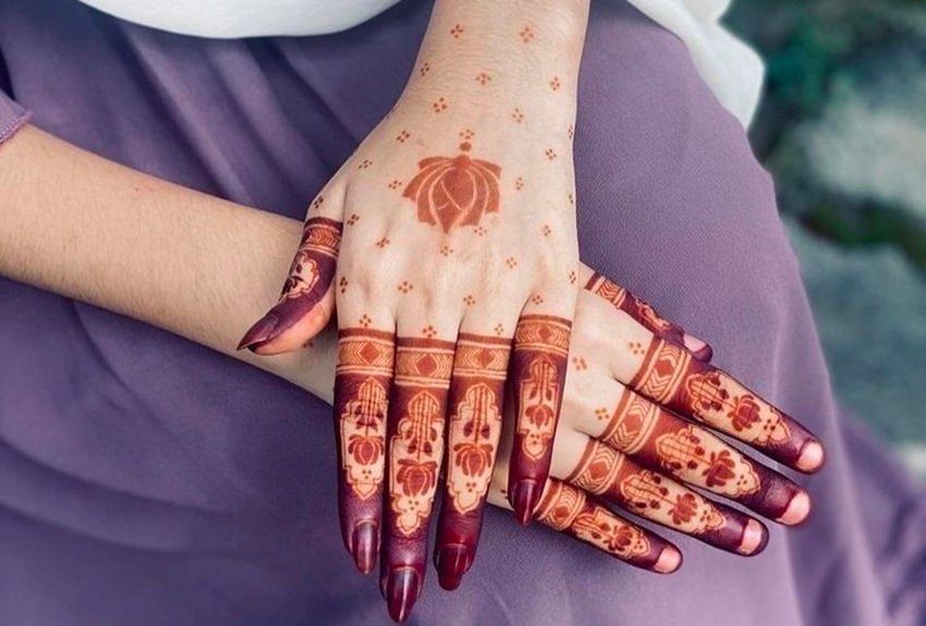 Minimalistic Henna Art