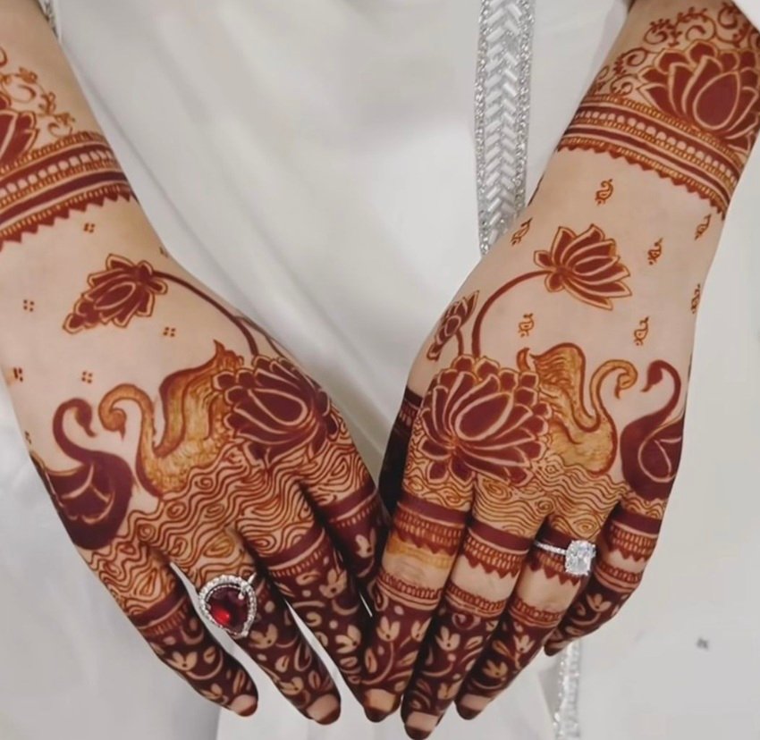 Modern mehndi patterns to match fusion outfits