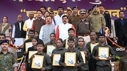 मोहन यादव के सामने बालाघाट में 10 इनामी नक्सलियों ने किया समर्पण