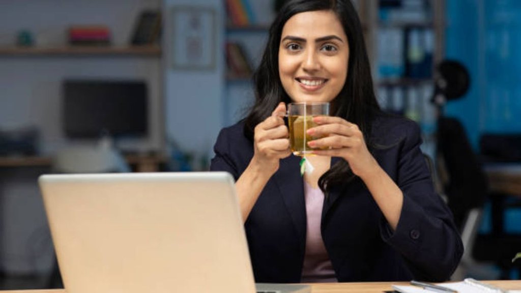 Green tea mood benefits in Hindi, Green tea for anxiety in Hindi, Mood boosting tea benefits, Green tea scientific benefits Hindi, Best tea for mental health, ग्रीन टी मूड को कैसे बेहतर बनाती है, ग्रीन टी पीने से मूड क्यों अच्छा होता है, क्या ग्रीन टी तनाव कम करती है, green tea for stress relief, green tea benefits for mood, mood boosting tea, ग्रीन टी फायदे, ग्रीन टी मूड सुधारने के फायदे