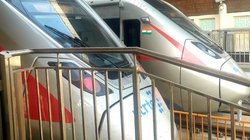 रैपिड रेल में मर्यादा तार-तार : स्कूली छात्र-छात्रा का आपत्तिजनक Video Viral, जांच में जुटे NCRTC के अधिकारी