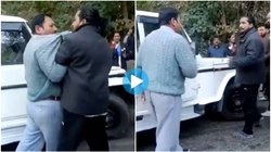 सरकारी गाड़ी में बैठे अधिकारी की ‘दादागिरी’, वीडियो बना रहे युवक का तोड़ा 45 हजार का फोन; देखें वायरल वीडियो