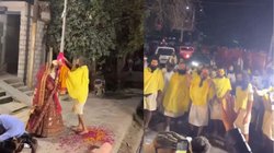 वृंदावन की गलियों में दिखा अद्भुत नजारा : प्रेमानंद जी महाराज की पदयात्रा में आशीर्वाद लेने पहुंचा नवविवाहित जोड़ा; सादगी ने जीता दिल, देखें Video