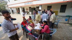 विचार: क्या शिक्षकों की प्राथमिक भूमिका प्रशासनिक कार्यों के बोझ तले दब गई है!