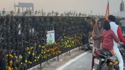 दुनिया मेरे आगे: लखनऊ में गमले उठाते ‘सभ्य’ लोग: क्या सार्वजनिक नैतिकता हमारे विकास से पीछे छूट गई है?