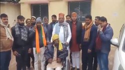 व्हील चेयर लेने के बाद उठ खड़ा हुआ ‘दिव्यांग’, वायरल वीडियो ने BJP विधायक की कराई किरकिरी