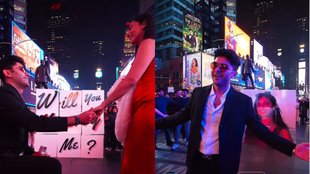 Man proposes his girlfriend at times square in 'rab ne bana di jodi' Style, viral video moves internet
