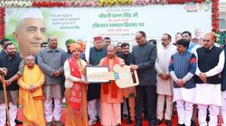 चौधरी चरण सिंह की 123वीं जयंती: सीएम ने किसानों को दी ट्रैक्टर की चाबी, हरी झंडी दिखाकर किया रवाना