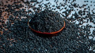 kalonji benefits, black seed benefits for immunity, nigella sativa digestive benefits, kalonji for gut health, black seed health benefits, immunity boosting foods, digestion improvement tips, ayurvedic health tips, natural remedies, कलौंजी इम्युनिटी और पाचन कैसे बेहतर करती है, रोज कलौंजी खाने से क्या फायदे होते हैं, कलौंजी के 7 बड़े फायदे, गैस और कब्ज में कलौंजी के फायदे, कमजोर इम्युनिटी के लिए कलौंजी, कलौंजी खाने के फायदे, इम्युनिटी बढ़ाने के घरेलू उपाय, पाचन तंत्र मजबूत करने के उपाय, कलौंजी का उपयोग कैसे करें