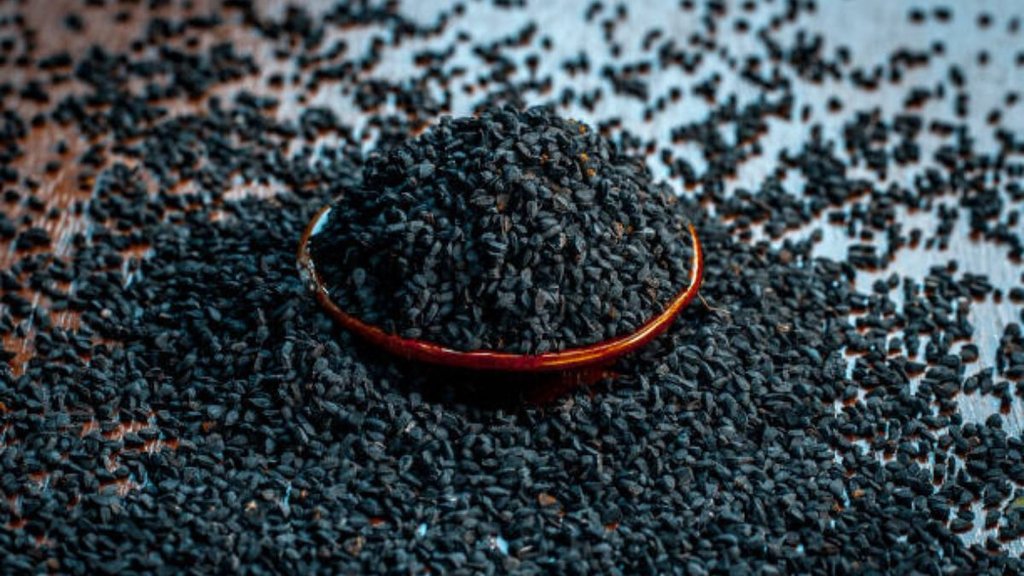 kalonji benefits, black seed benefits for immunity, nigella sativa digestive benefits, kalonji for gut health, black seed health benefits, immunity boosting foods, digestion improvement tips, ayurvedic health tips, natural remedies, कलौंजी इम्युनिटी और पाचन कैसे बेहतर करती है, रोज कलौंजी खाने से क्या फायदे होते हैं, कलौंजी के 7 बड़े फायदे, गैस और कब्ज में कलौंजी के फायदे, कमजोर इम्युनिटी के लिए कलौंजी, कलौंजी खाने के फायदे, इम्युनिटी बढ़ाने के घरेलू उपाय, पाचन तंत्र मजबूत करने के उपाय, कलौंजी का उपयोग कैसे करें