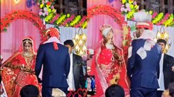 दुल्हन ने कमर में ऐसे छिपा कर रखी थी नोटों की गड्डी, स्टेज पर दूल्हे को देखते ही की ऐसी हरकत, चौंक गए लोग; Video Viral