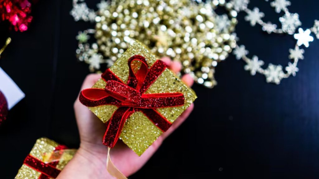 Christmas gift | new year gift | Saste aur chote gift price