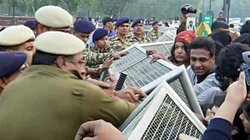 ‘कट्टरपंथी संगठनों की सदस्यता के संबंध में कुछ भी नहीं मिला’, इंडिया गेट पर प्रदर्शन करने वाले 10 लोगों को कोर्ट ने दी जमानत