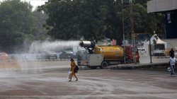 प्रदूषण पर पानी का छिड़काव ज्यादा असरदार या केमिकल? स्टडी में आया सामने