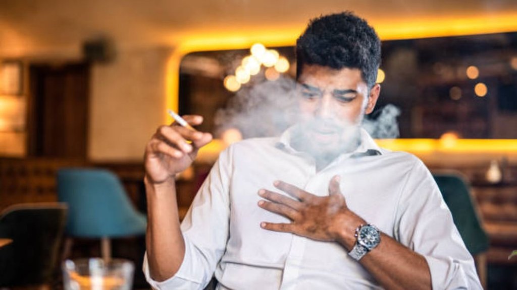 smoking two cigarettes a day effects, light smoking health risks, effects of smoking on lungs and heart, nicotine addiction early signs, smoking damage within one month, health warning in hindi, smoking health risks, lung and heart health, lifestyle diseases, दिन में 2 सिगरेट पीने से शरीर पर असर, रोज 2 सिगरेट पीने से क्या नुकसान होता है, एक महीने तक सिगरेट पीने के नुकसान, कम सिगरेट पीना भी नुकसानदायक क्यों है, सिगरेट पीने से हार्ट अटैक का खतरा, रोज सिगरेट पीने से क्या होता है, हल्की स्मोकिंग के नुकसान, दिन में 2 सिगरेट पीने के नुकसान, रोज 2 सिगरेट पीने का असर, सिगरेट पीने से फेफड़ों को नुकसान