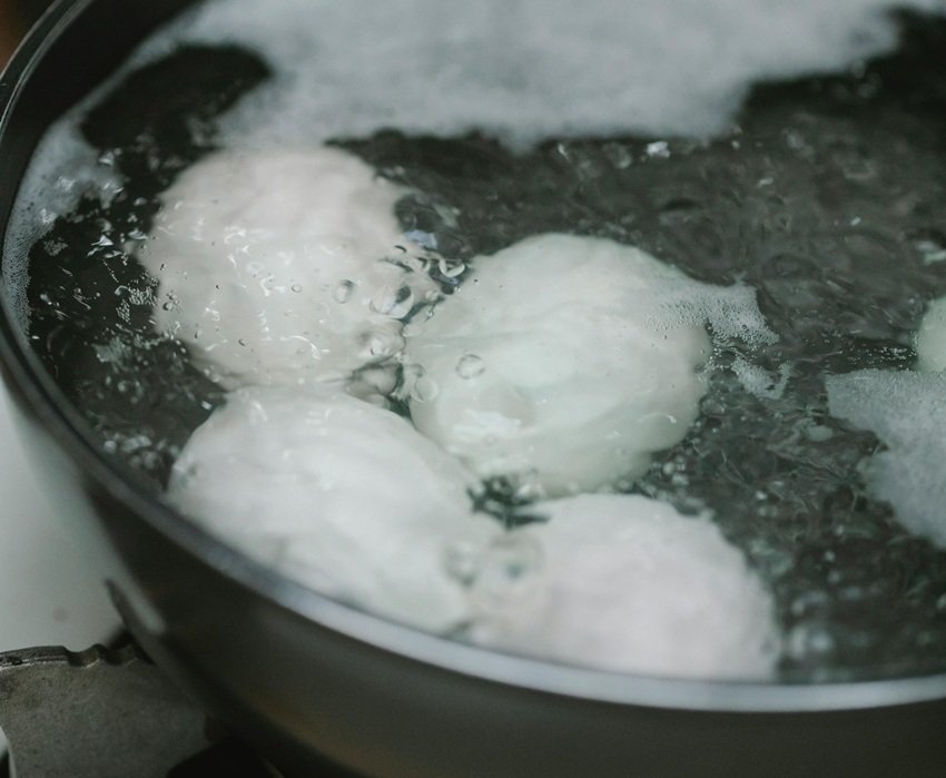 eggs cracking while boiling