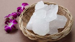 मुंहासों से लेकर मुंह की बदबू दूर करने तक… इस तरह करें फिटकरी का उपयोग