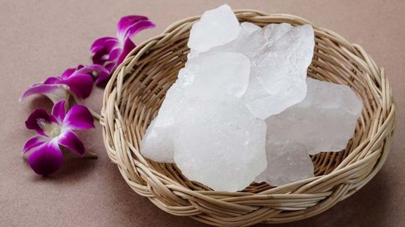 How to use alum, alum for acne, alum for acne and bad breath, alum for skin whitening, fitkari ka upyog