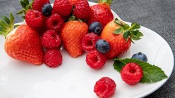 इम्यूनिटी बढ़ाने से लेकर वजन घटाने तक, रास्पबेरी के फायदे जानकर आप भी चौंक जाएंगे, डाइट में जरूर करें शामिल