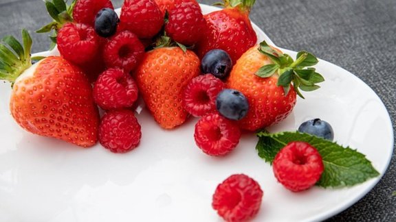 raspberry health benefits, health benefits of raspberries, raspberries benefits, raspberry benefits for health, raspberries for immunity, raspberry boosts immunity, immune boosting fruits, raspberries for weight loss, raspberry weight loss benefits, berries for fat loss, benefits of eating raspberries daily, raspberry nutrition facts, raspberry vitamins and minerals, is raspberry good for health, रास्पबेरी खाने के फायदे, इम्यूनिटी बढ़ाने वाले फल, वजन घटाने के लिए रास्पबेरी, रास्पबेरी के स्वास्थ्य लाभ, वेट लॉस के लिए बेरी फल, रोज रास्पबेरी खाने के फायदे, health benefits of raspberries for immunity and weight loss, how raspberries help in weight loss, are raspberries good for immunity, best berries for immunity and weight loss, benefits of raspberries for overall health