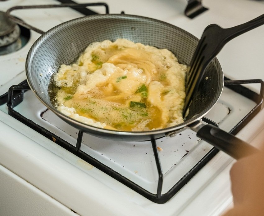 how to boil eggs without cracking