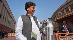 वायु प्रदूषण के विरोध में तरह-तरह के मास्क लगाकर पहुंचे विपक्षी सांसद, लेकिन इमरान मसूद ने सबसे अलग तरह से जताई असहमति