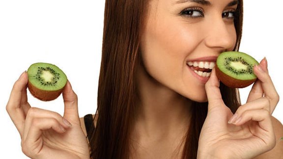 kiwi health benefits, healthy fruits for digestion, kiwi fruit for stomach problems, आयुर्वेदिक फल कब्ज़ और गैस के लिए, kiwi for acidity relief, ब्लोटिंग कम करने वाले फूड्स, कीवी खाने से पेट साफ़, kiwi for digestion and constipation, गैस और ब्लोटिंग दूर करने वाला फल, एसिडिटी और कब्ज़ के लिए आयुर्वेदिक उपाय, daily kiwi benefits for stomach, रोज कीवी खाने के फायदे, कीवी खाने के फायदे, kiwi health benefits in Hindi, कब्ज दूर करने वाले फल, गैस और एसिडिटी के लिए फल, constipation relief foods